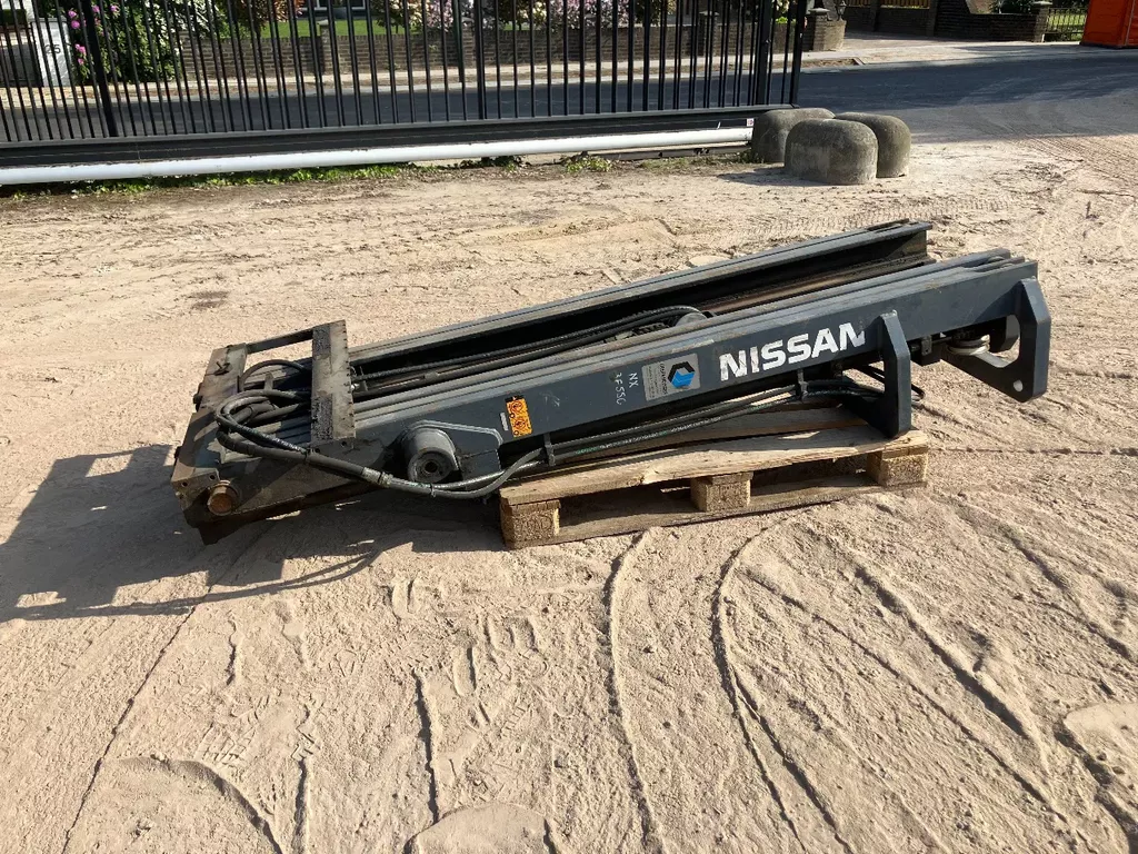 Nissan triplo hefmast