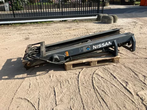 Nissan triplo hefmast